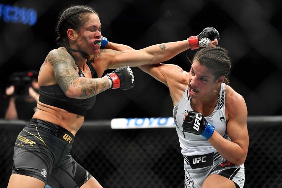 Julianna Pena đánh bại nhà vô địch Amanda Nunes ở UFC