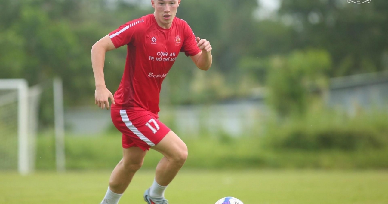 Vừa ghi bàn, tiền đạo Việt kiều Anh cao 1m9 lập tức đi vào lịch sử