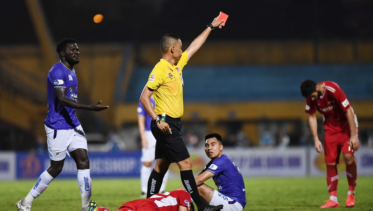 11 cầu thủ bị cấm thi đấu ở vòng 9 V.League 2021: Hà Nội khủng hoảng