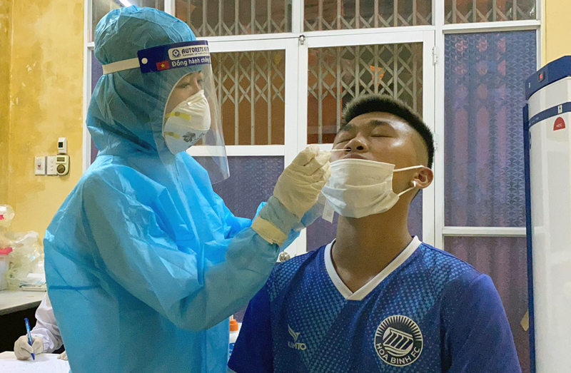 Cầu thủ Hòa Bình FC xét nghiệm trước trận khai mạc Hạng Nhì 2021