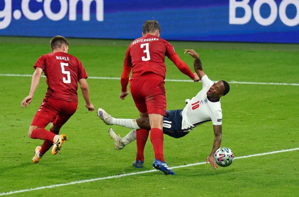 VIDEO: Sterling ngã cực khéo kiếm phạt đền, đưa ĐT Anh vào chung kết Euro
