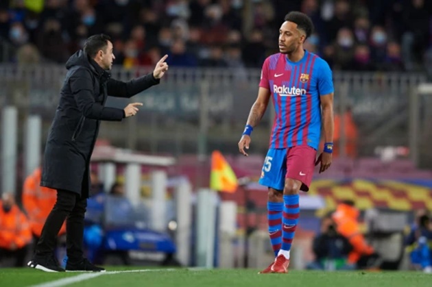 Xavi nói lời như 'hất nước' Chelsea về Aubameyang