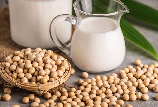 Uống sữa đậu nành có tác dụng gì với phụ nữ? Uống thường xuyên có gây hại?