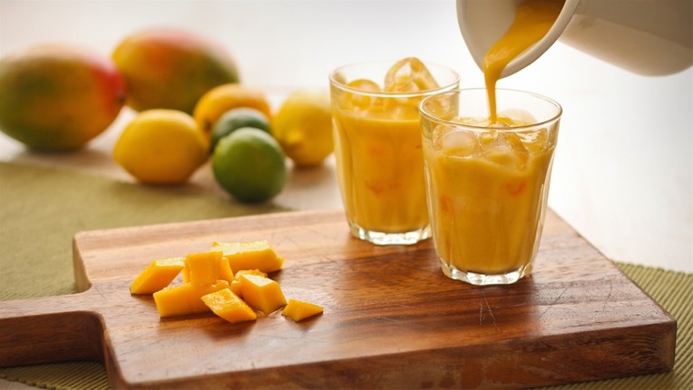 Các công thức sinh tố xoài giảm cân thơm ngon đơn giản nhất