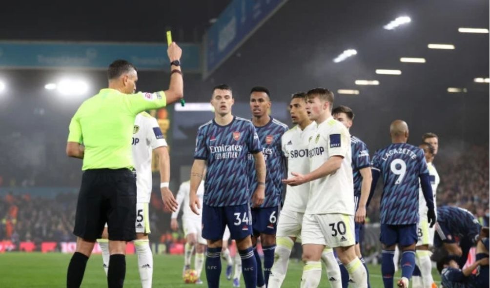 Đứng ôm bóng 20 giây, sao Arsenal 'bị báo cuộc' bất ngờ