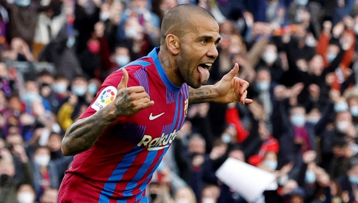 Dani Alves trở lại Camp Nou sau 1 tháng ra đi