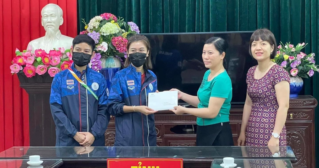 Nữ trưởng đoàn Madam Pang ủng hộ người nghèo tỉnh Nam Định