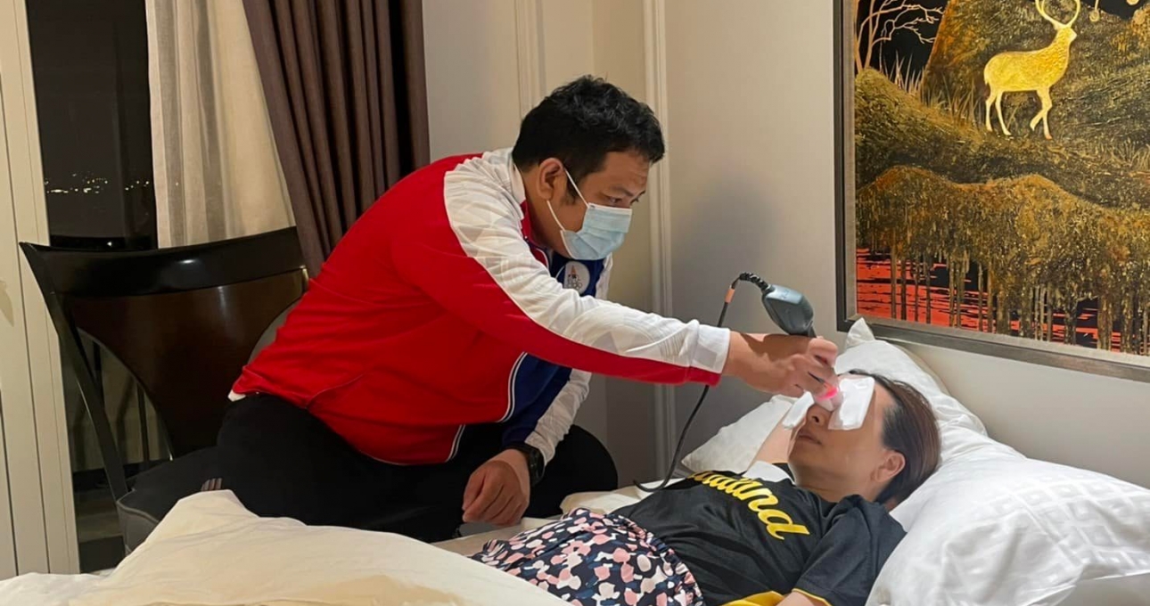 Madam Pang va chạm với thủ môn Kawin, có thể phải về nước chữa trị gấp