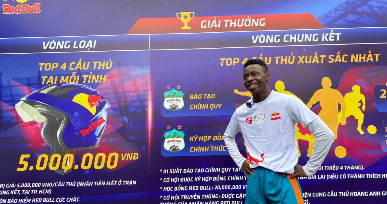 Bất ngờ: Tài năng trẻ châu Phi đến dự thi vào học viện bóng đá HAGL