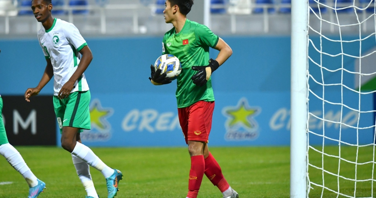 VIDEO: Những pha bắt bóng để đời của 'thủ môn bắt đắc dĩ' Nhâm Mạnh Dũng