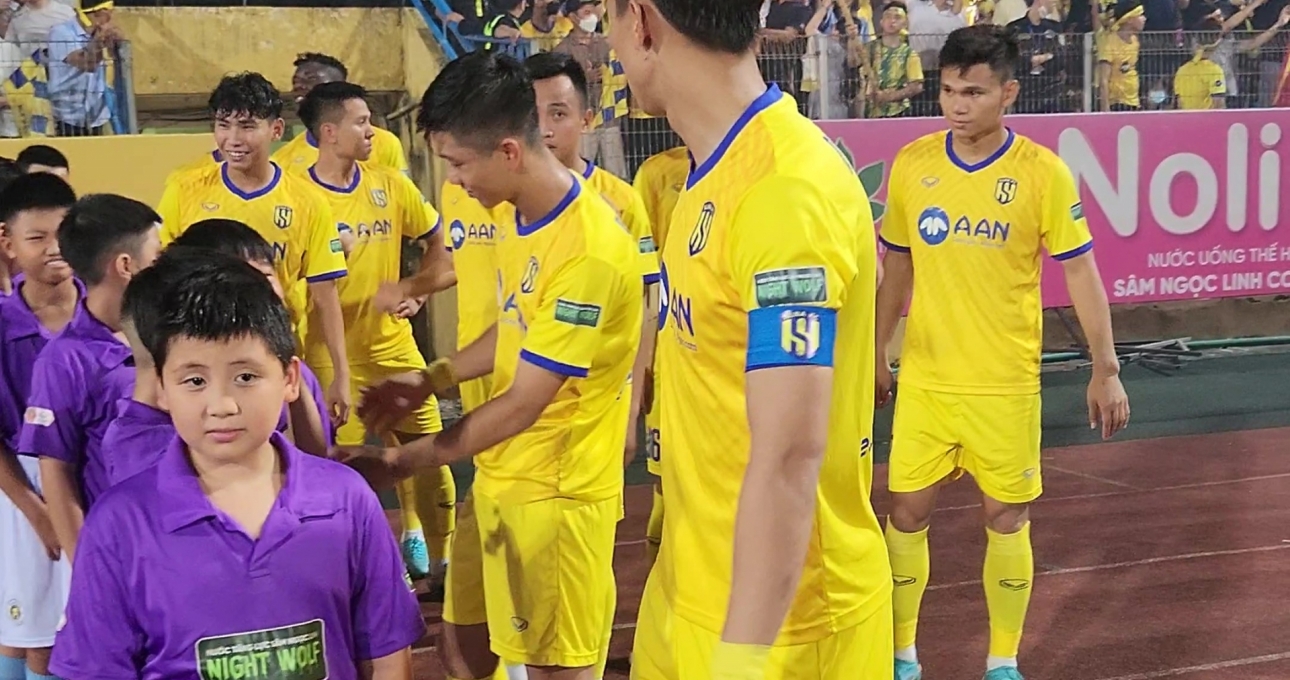 VIDEO: Phan Văn Đức, Quế Ngọc Hải vui đùa cùng những đứa trẻ đại diện