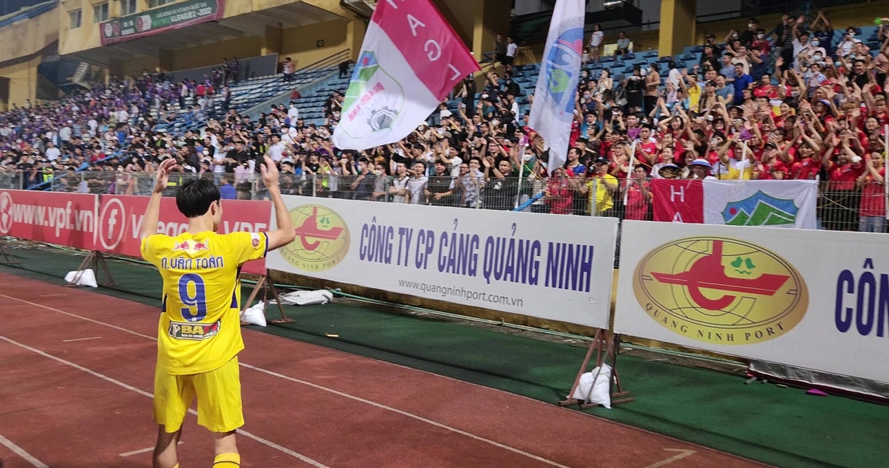 VIDEO: Nén nỗi buồn thua trận, Văn Toàn có hành động ý nghĩa với CĐV HAGL