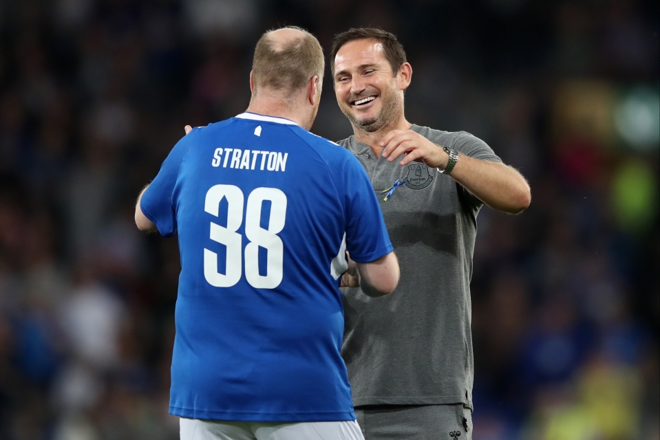CĐV đặc biệt được Lampard tung vào sân để đá penalty
