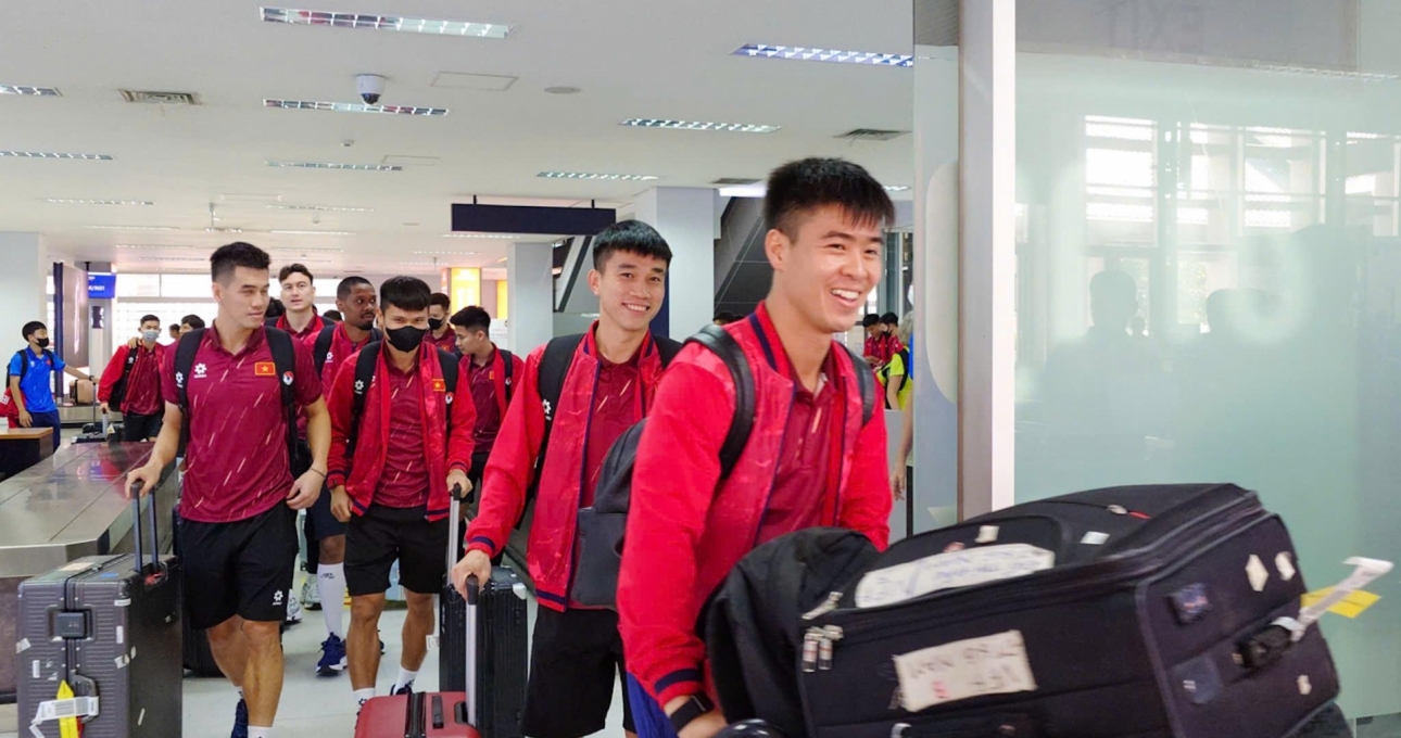 HLV Kim Sang Sik cho ĐT Việt Nam nghỉ ngơi ngay sau khi tới Lào