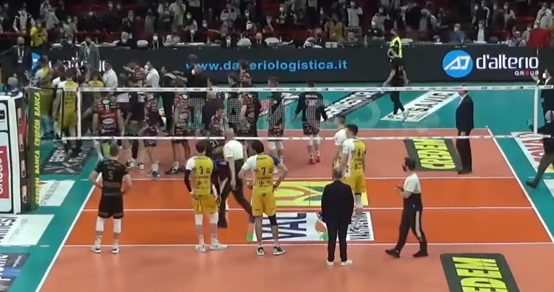 Ẩu đả 'kinh hoàng' tại bán kết Super Laga Italia, một cầu thủ bị cấm thi đấu bốn trận