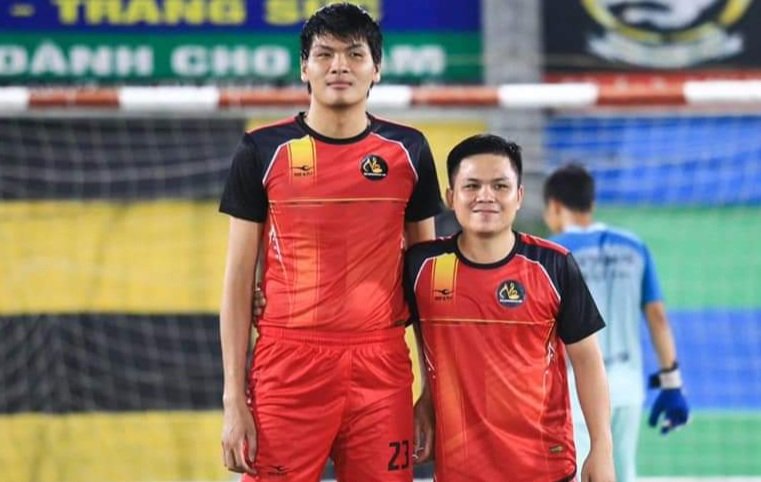 Phát bóng như 'dội bom', người 'khổng lồ' 2m02 khiến cả hội làng miền Bắc như bùng nổ