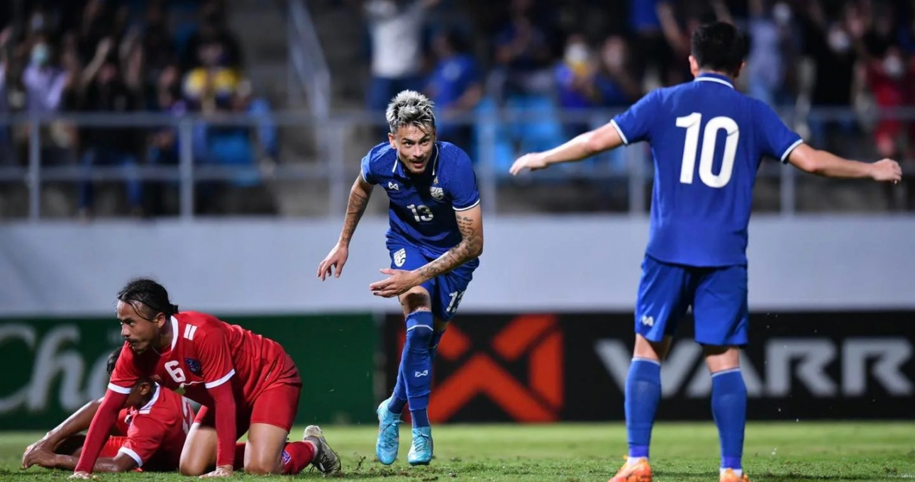 Thắng 2-0, HLV Thái Lan vẫn phải lên tiếng giải trình