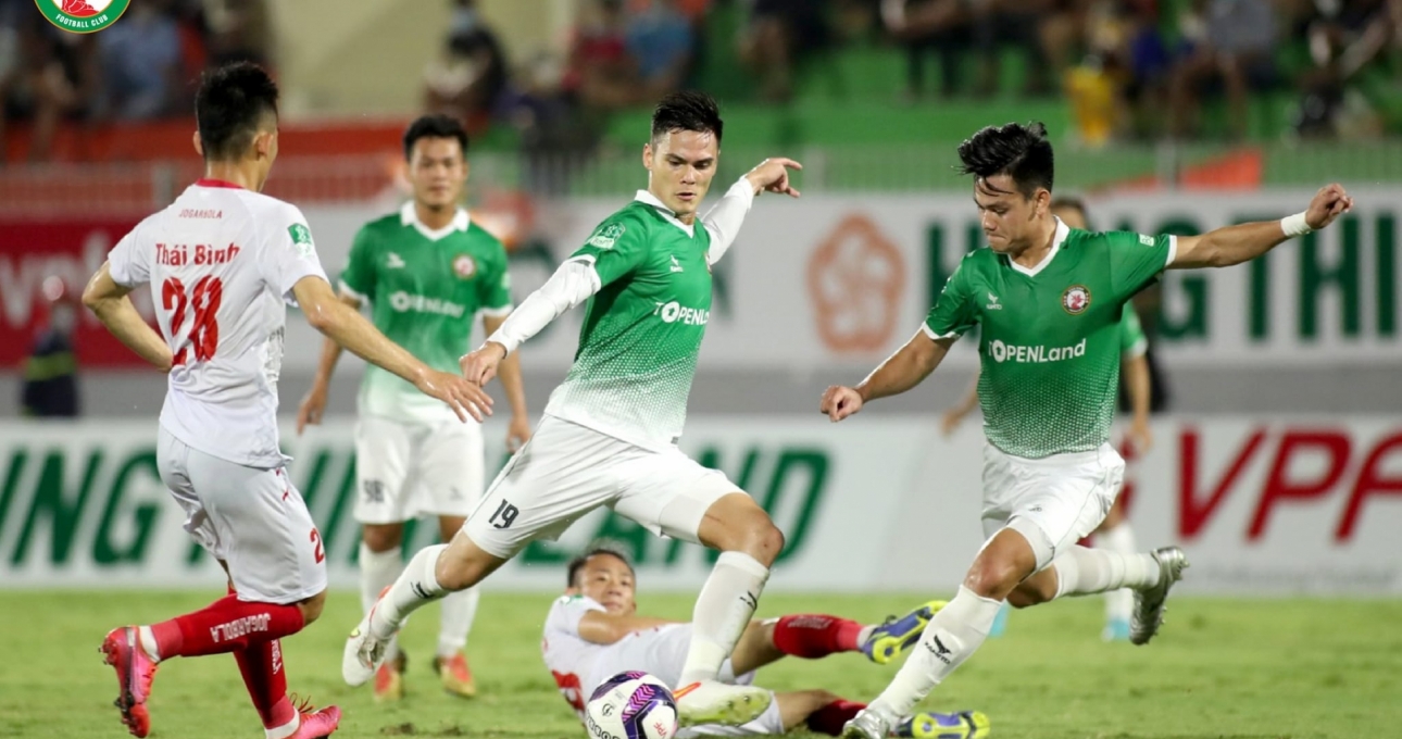 Adriano Schmidt tỏa sáng trước ngày ĐT Việt Nam hội quân trở lại