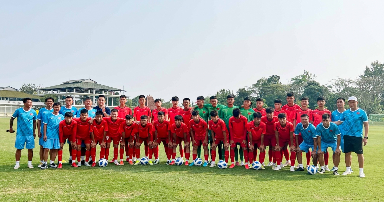 U16 Việt Nam bước vào buổi tập đầu tiên tại Indonesia