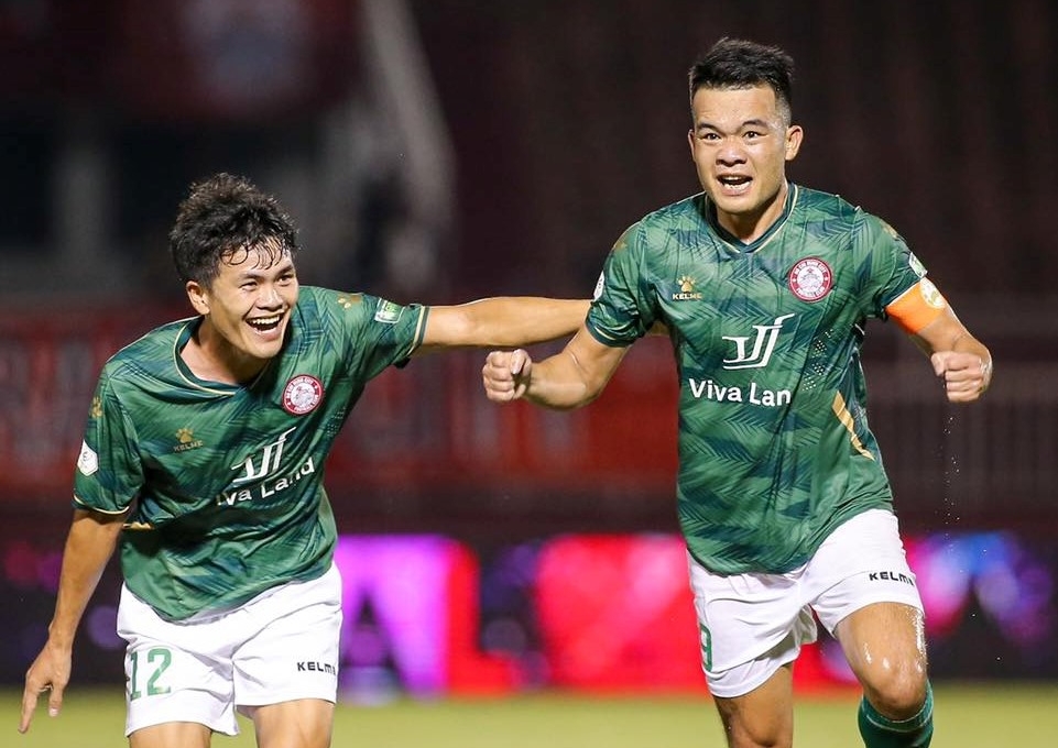 VIDEO: Ngô Hoàng Thịnh ghi siêu phẩm đá phạt như Ronaldo