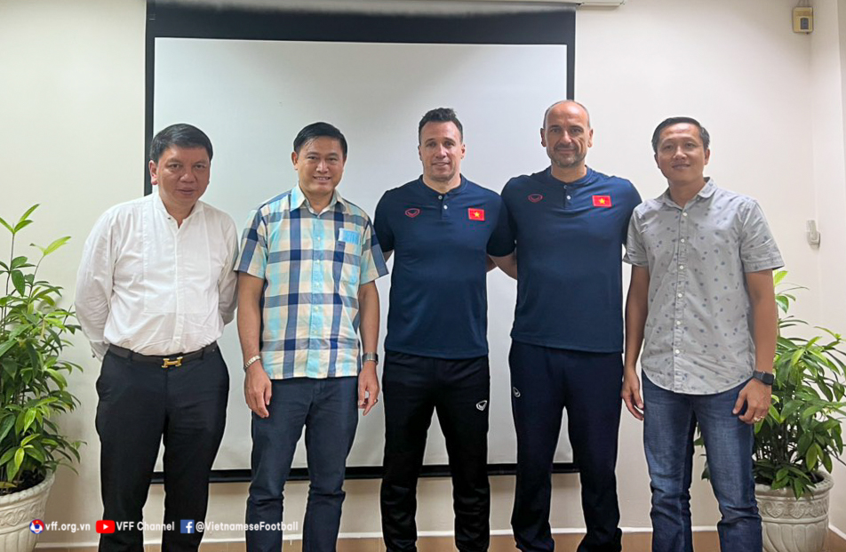 HLV từng vô địch World Cup làm việc với VFF