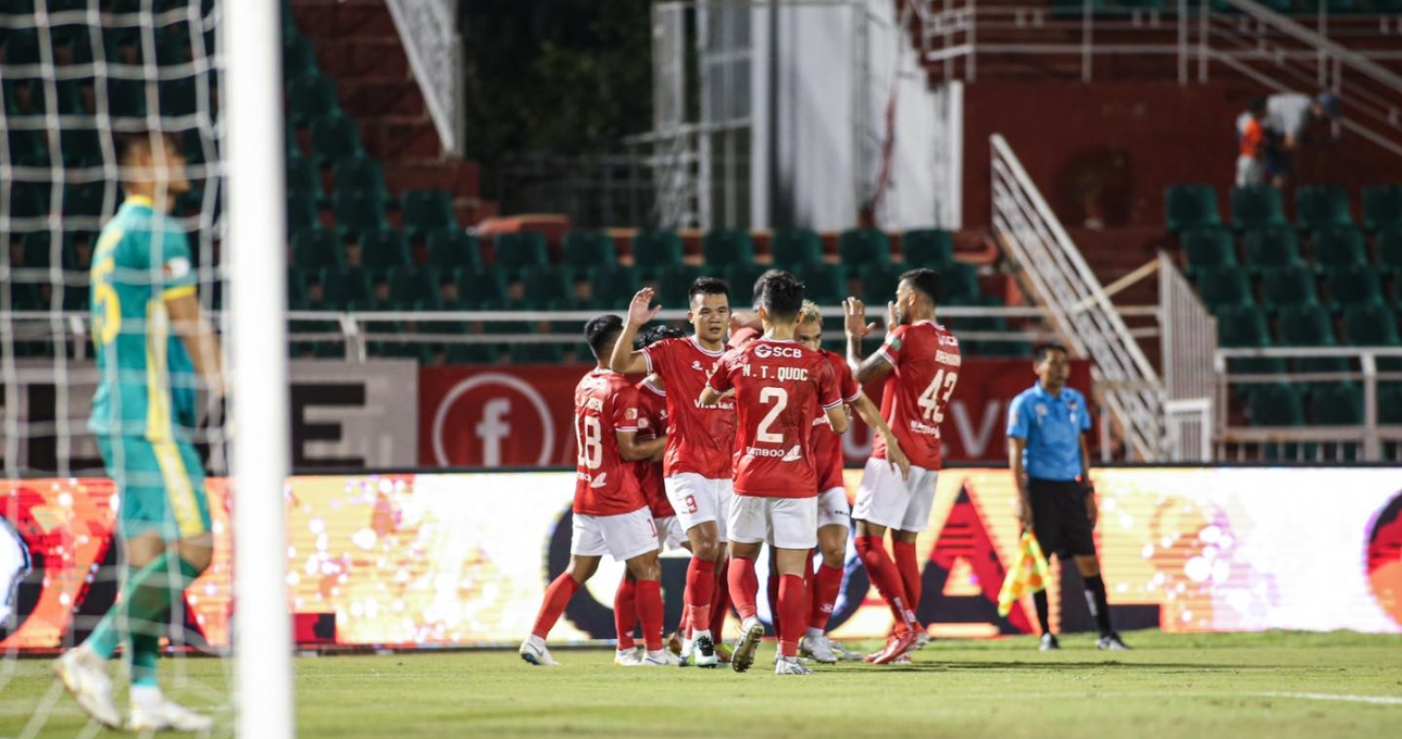'Kỷ lục gia' V-League tỏa sáng, CLB TP.HCM có thắng lợi đầu tay
