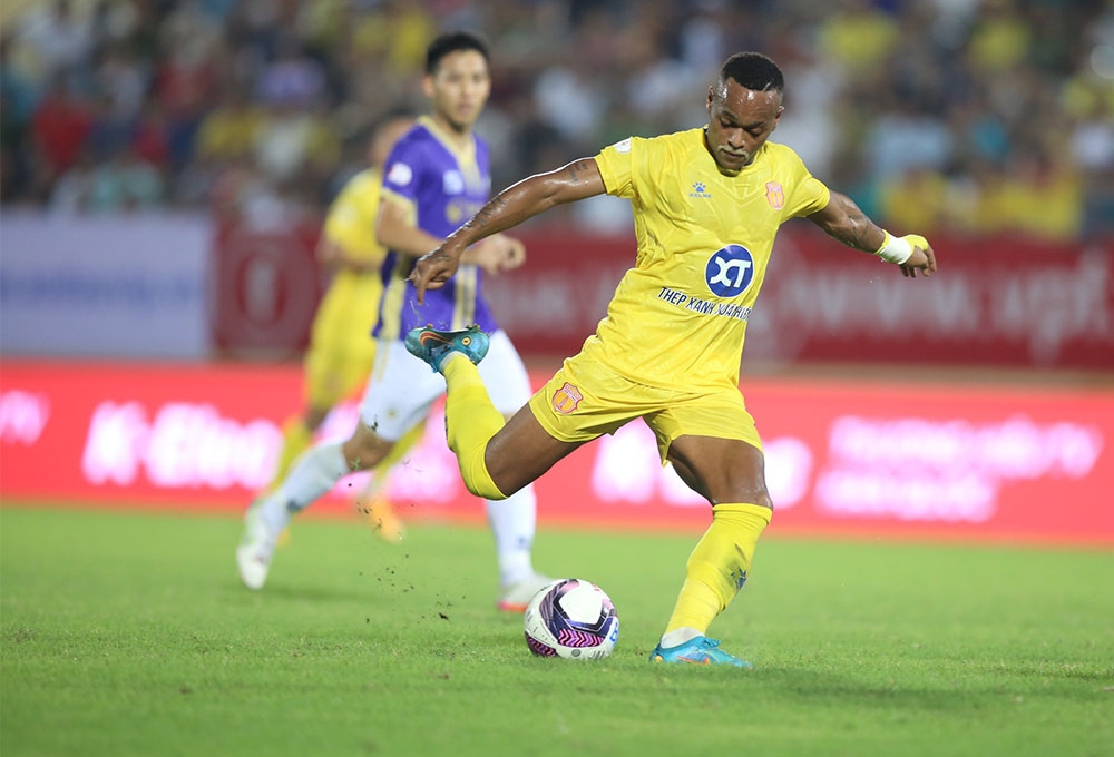Vua phá lưới Campuchia bị 'đại gia V-League' thanh lí hợp đồng