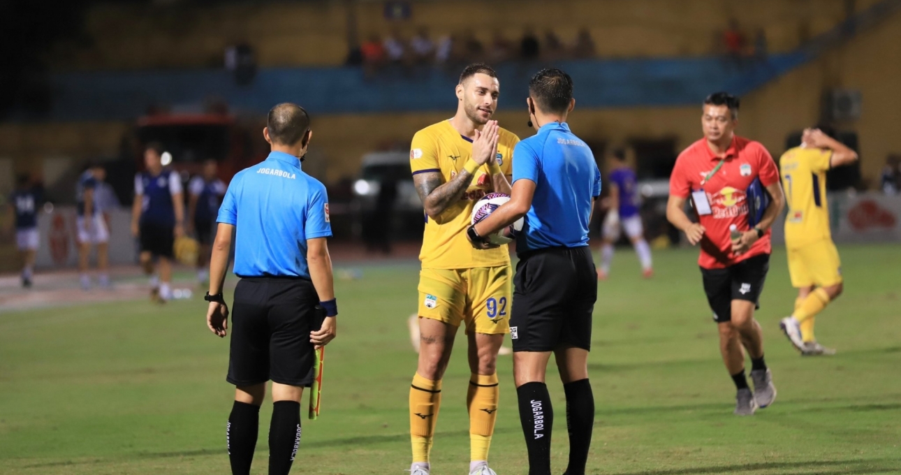 Trọng tài thừa nhận sai lầm khiến HAGL thua Hà Nội