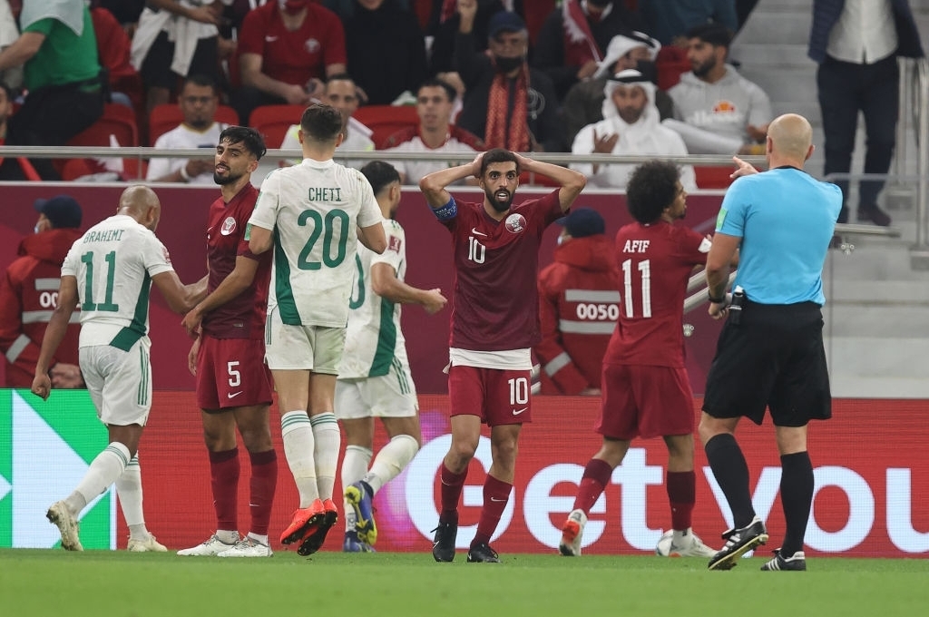 Bù giờ 17 phút, VAR khiến chủ nhà World Cup 2022 bị loại đầy cay đắng