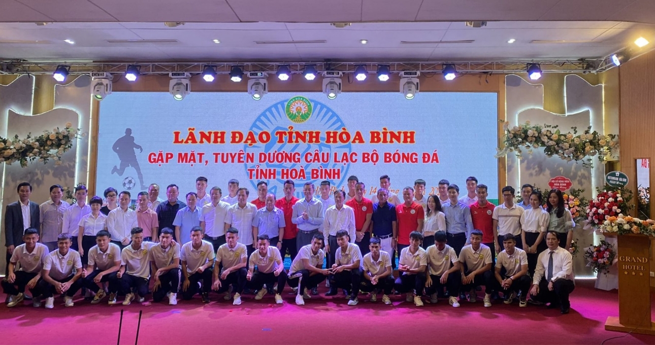 Tỉnh Hòa Bình tổ chức Lễ vinh danh CLB Bóng đá Hòa Bình