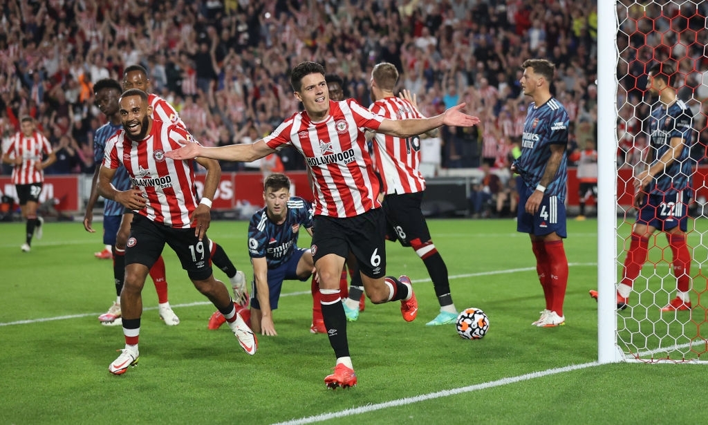 Arsenal thua 'tân binh' trong ngày khai màn Ngoại hạng Anh