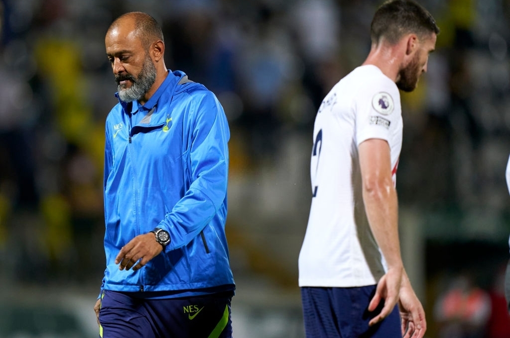 Không Son và Kane, Tottenham bị đội bóng nhược tiểu đánh bại