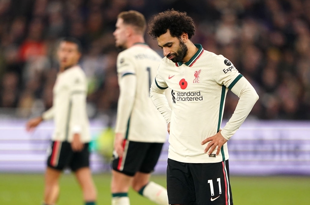 Hàng thủ chơi như mơ ngủ, Liverpool lần đầu nếm trái đắng ở NHA