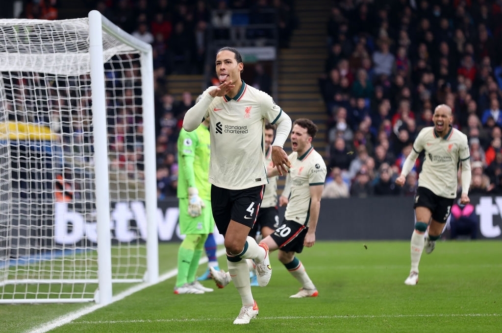 Van Dijk lập công, Liverpool giành chiến thắng quan trọng trước Palace