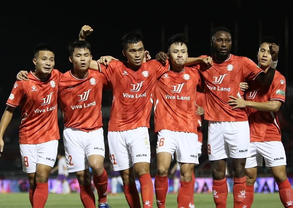 Cựu tuyển thủ Việt Nam tỏa sáng, 'đại gia' V-League hòa nhọc nhằn trên sân nhà