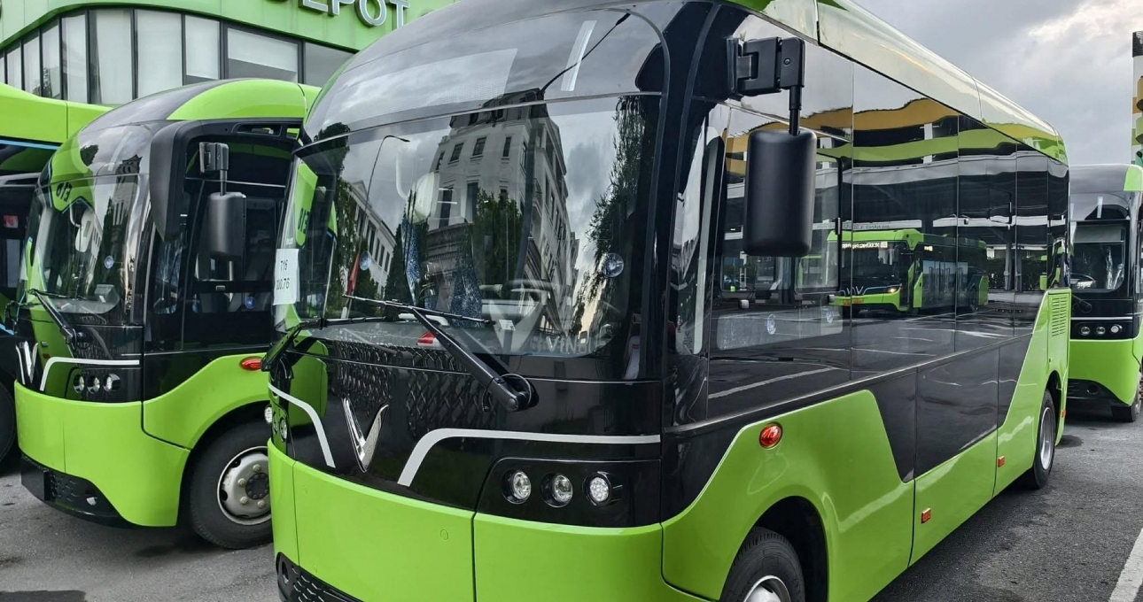 VinFast EB 6 lộ ảnh thực tế: Là phiên bản chuyên chở học sinh, trang bị nhiều công nghệ an toàn