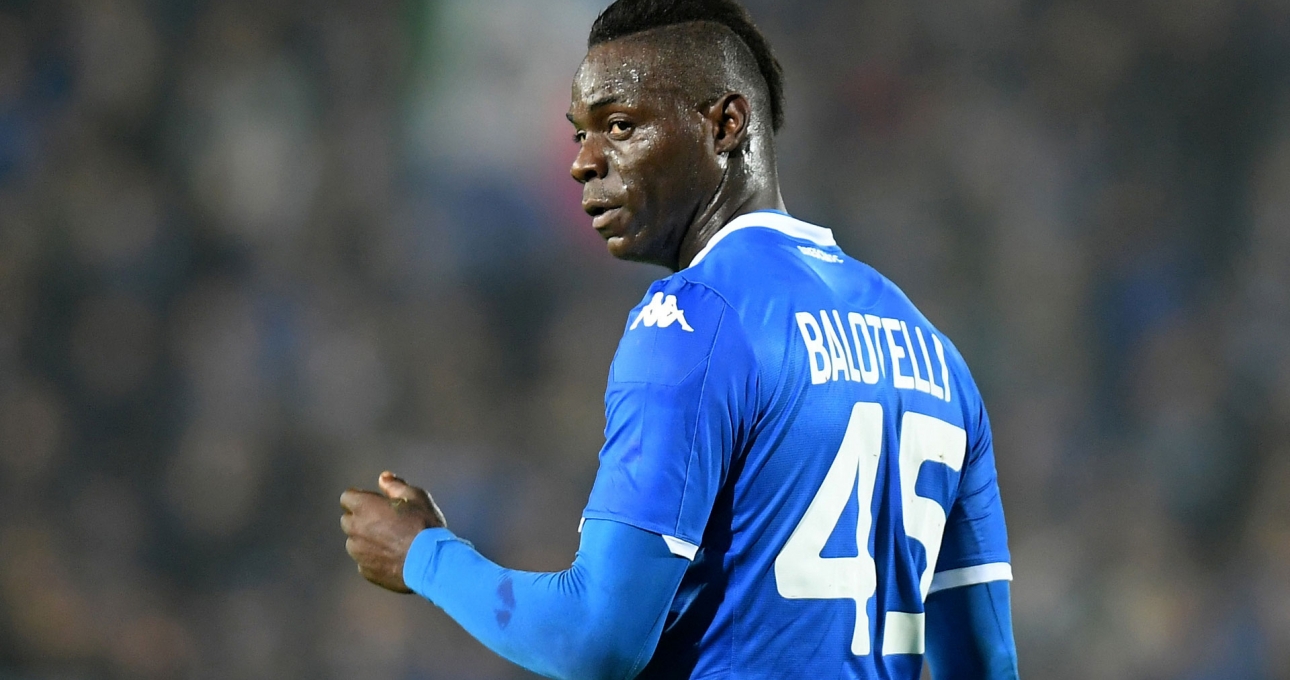 'Ngựa chứng' Balotelli lại gây sốc khi sút vào gáy đồng đội
