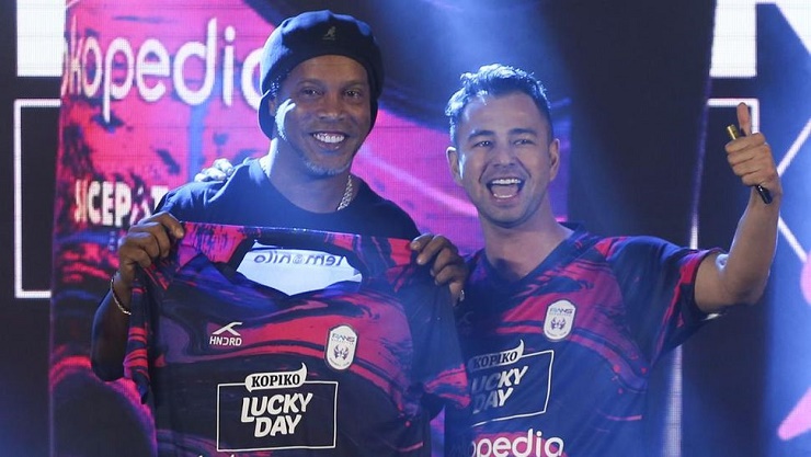 Chính thức tái xuất sân cỏ, Ronaldinho gia nhập đội bóng ở Đông Nam Á
