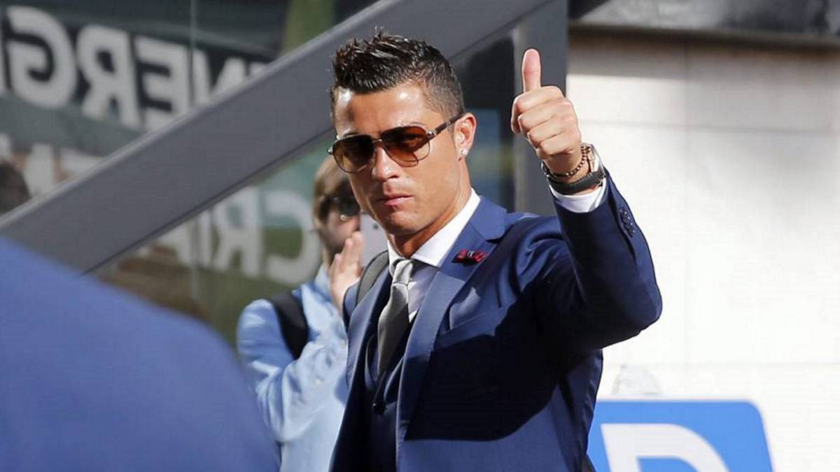 Chuyển nhượng MU 3/8: Ronaldo có bến đỗ châu Á, chiêu mộ 'cầu thủ-HLV'