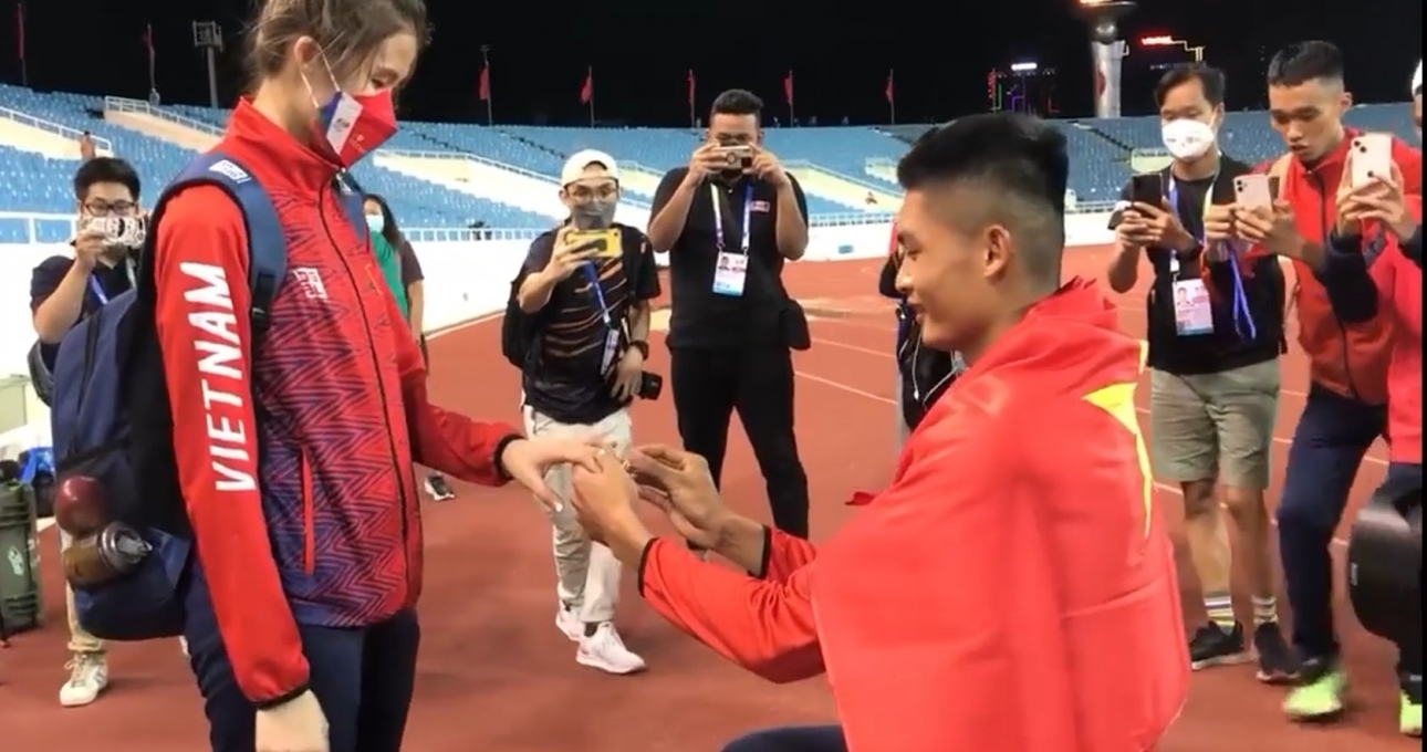 Video: HCV SEA Games 31 Nguyễn Tiến Trọng cầu hôn bạn gái ngay tại SVĐ
