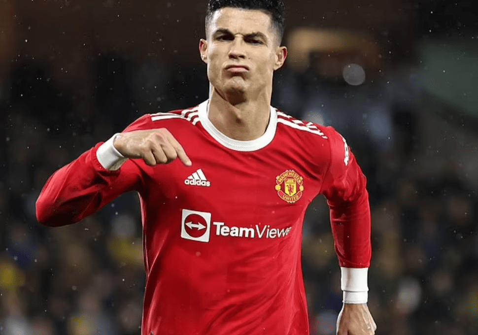 Evra: “Chỉ có những người ghen tị mới chỉ trích Ronaldo”