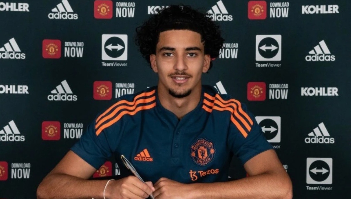 Man Utd công bố hợp đồng mới với tuyển thủ Iraq