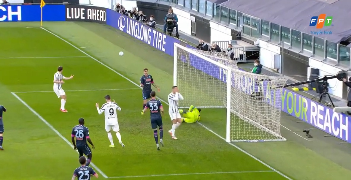 Ronaldo bỏ lỡ vô cùng khó tin, bực tức trút giận vào cột dọc