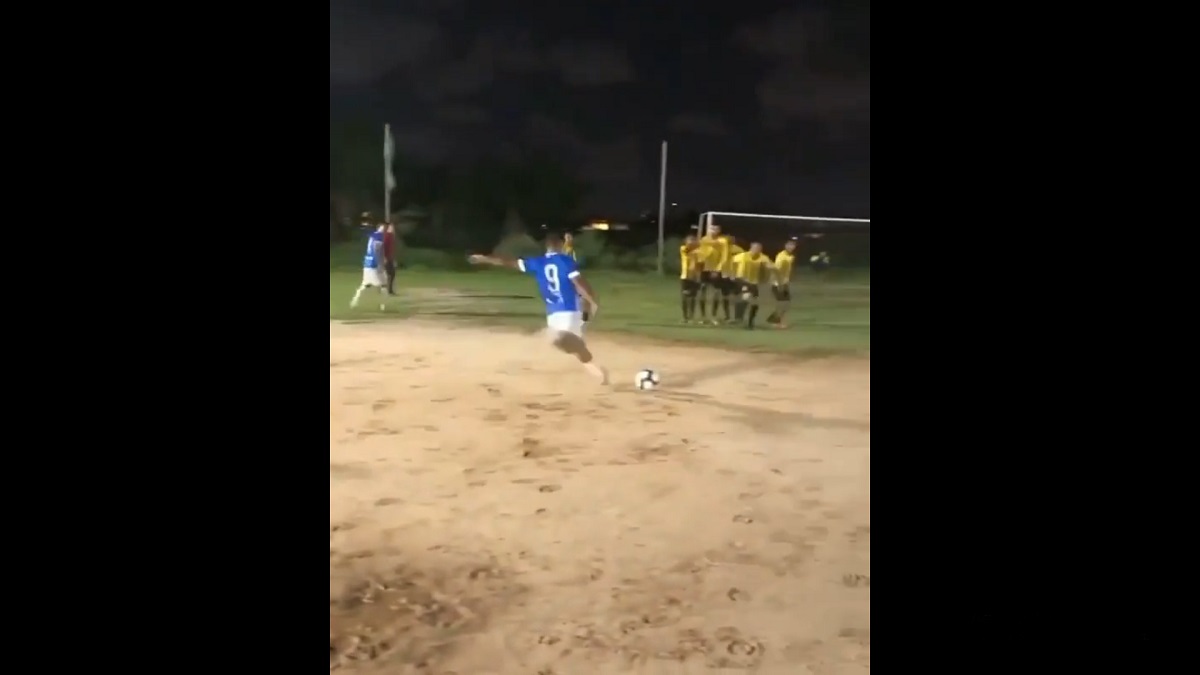 VIDEO: Cầu thủ gây 'cực lú' với cú đá phạt vươn tầm vũ trụ