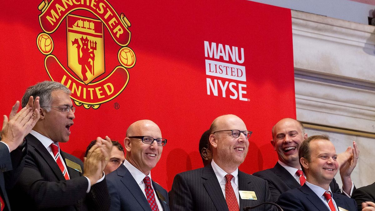 Gia đình Glazers bán bớt cổ phần tại Man United