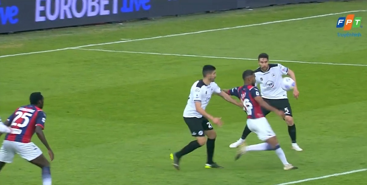 Trung vệ Serie A gây sốt với siêu phẩm dứt điểm có một không hai