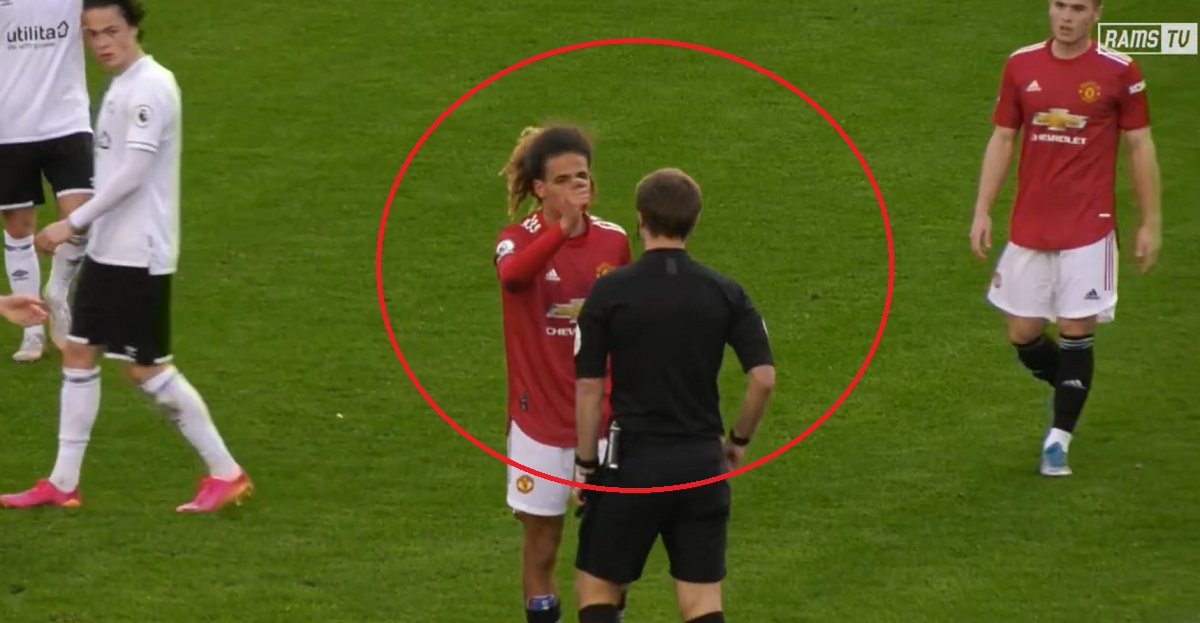 VIDEO: Ngôi sao ăn tập tại Việt Nam bị tống cổ khỏi sân vì bật trọng tài ở Anh