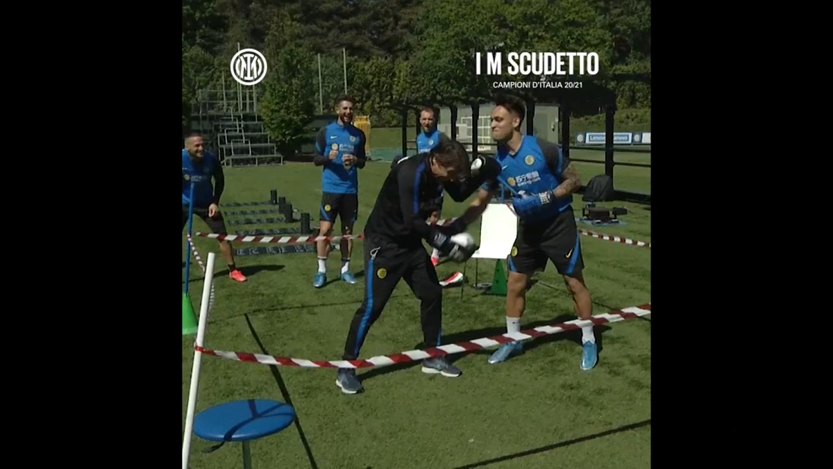 Lukaku cầm trịch, 'Đàn em Messi' và HLV Conte giải quyết ân oán bằng quyền Anh