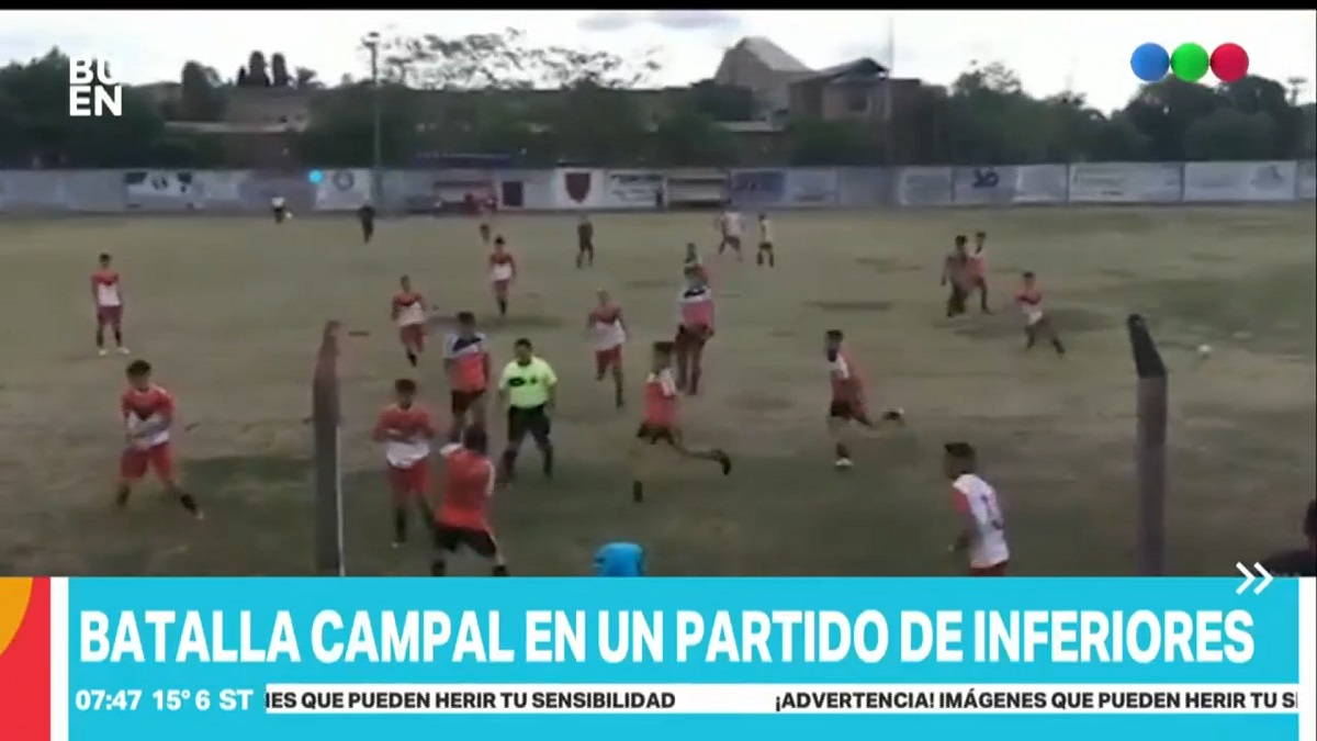 VIDEO: Xuất hiện 'đội bóng thiếu lâm' ngoài đời thực khiến trọng tài rút 13 thẻ đỏ