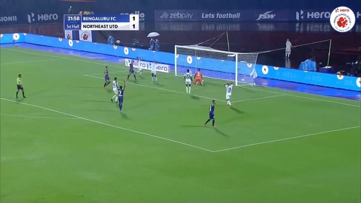 VIDEO: Cầu thủ giải châu Á đá phản lưới nhà cực ảo, bị nghi dàn xếp bán độ